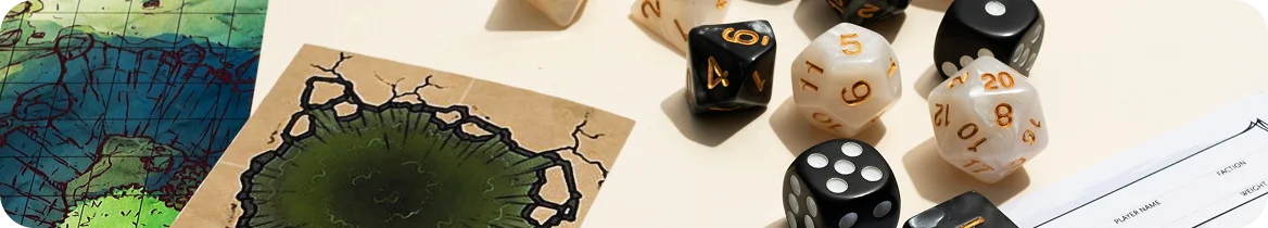 Fantasy desková hra s mapou, kartami, kostkami a herními komponenty rozloženými na stole.